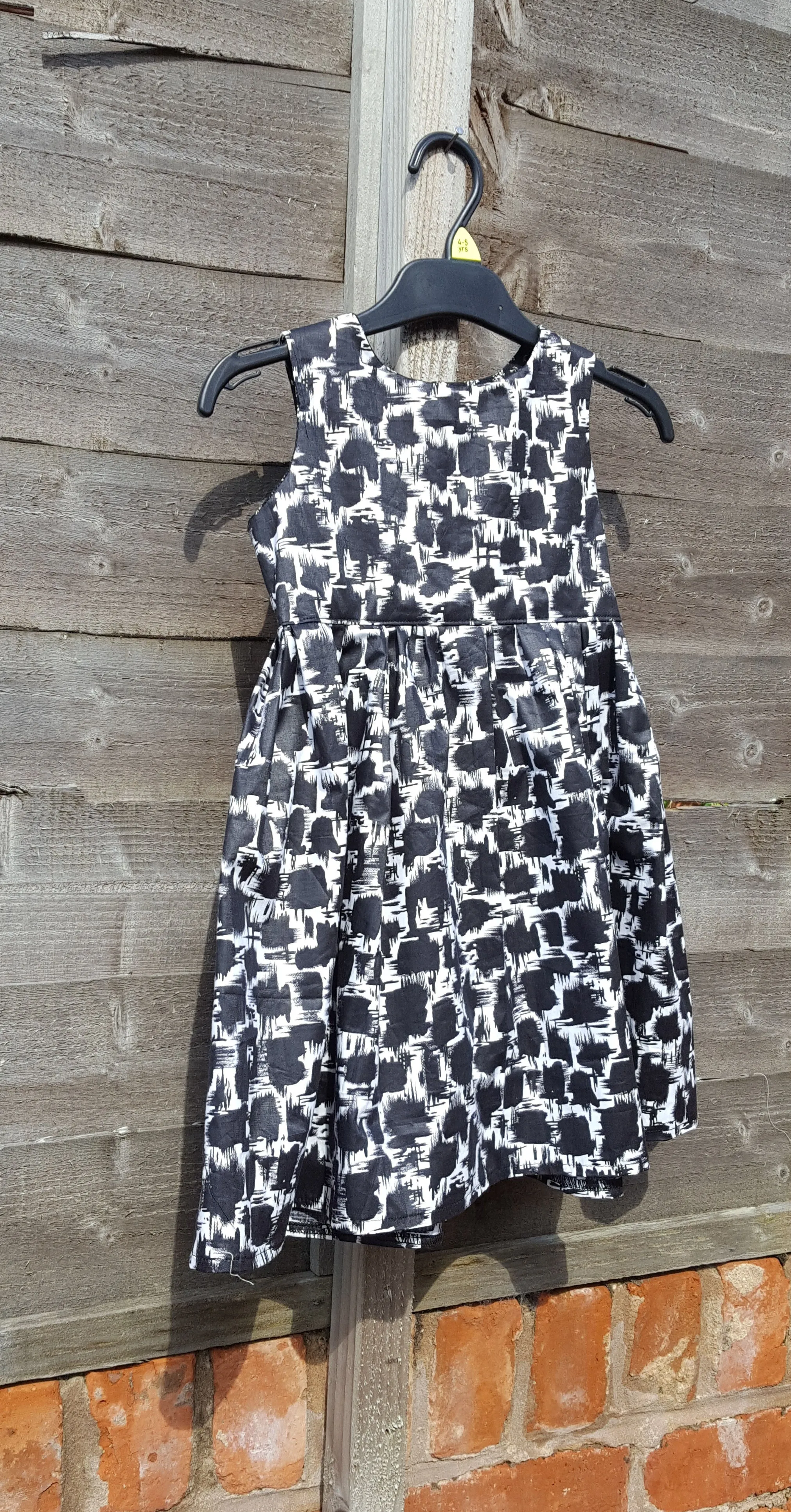 Girls cotton summer dress to fit age 5- 6 chest 23" rockabilly feel