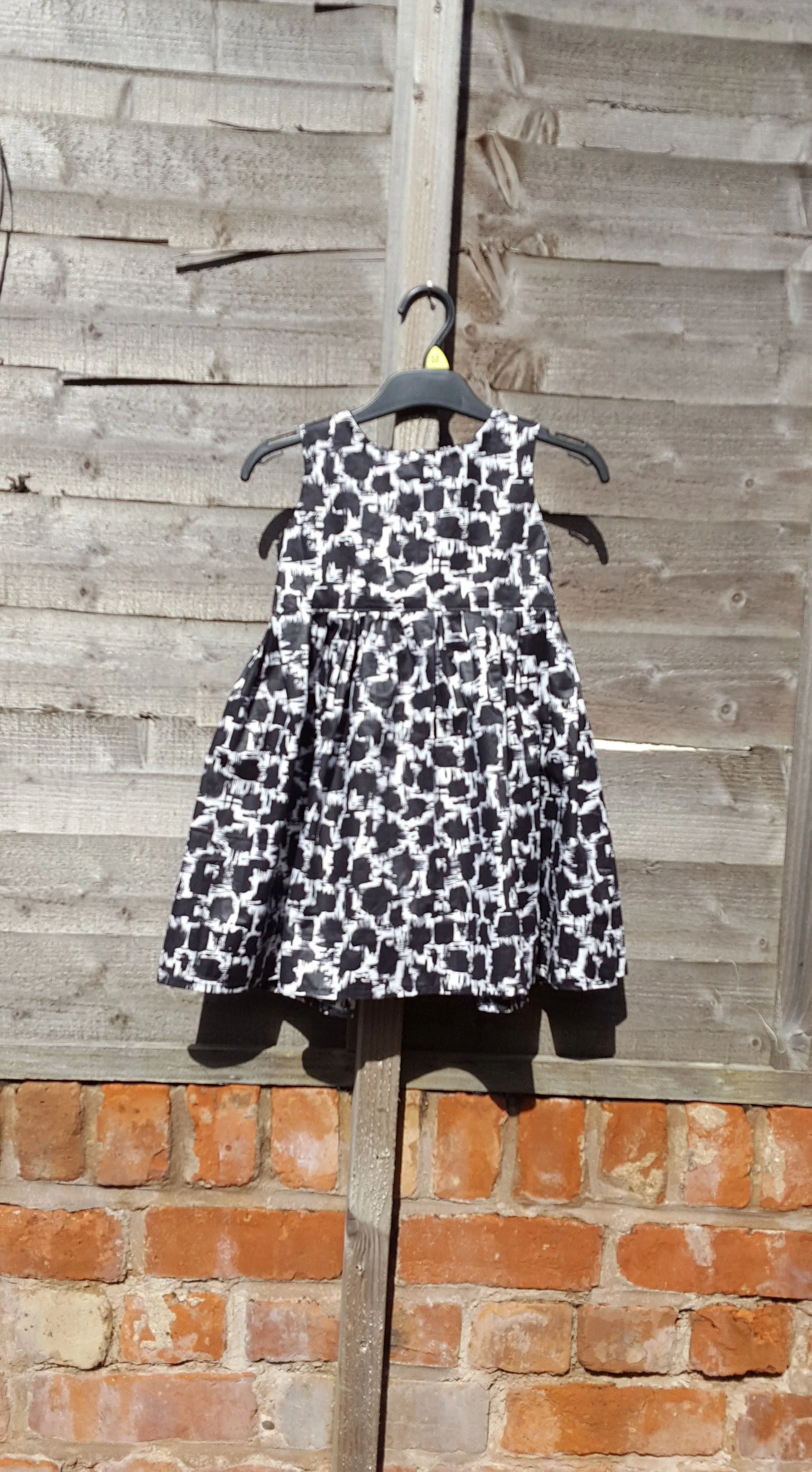 Girls cotton summer dress to fit age 5- 6 chest 23" rockabilly feel