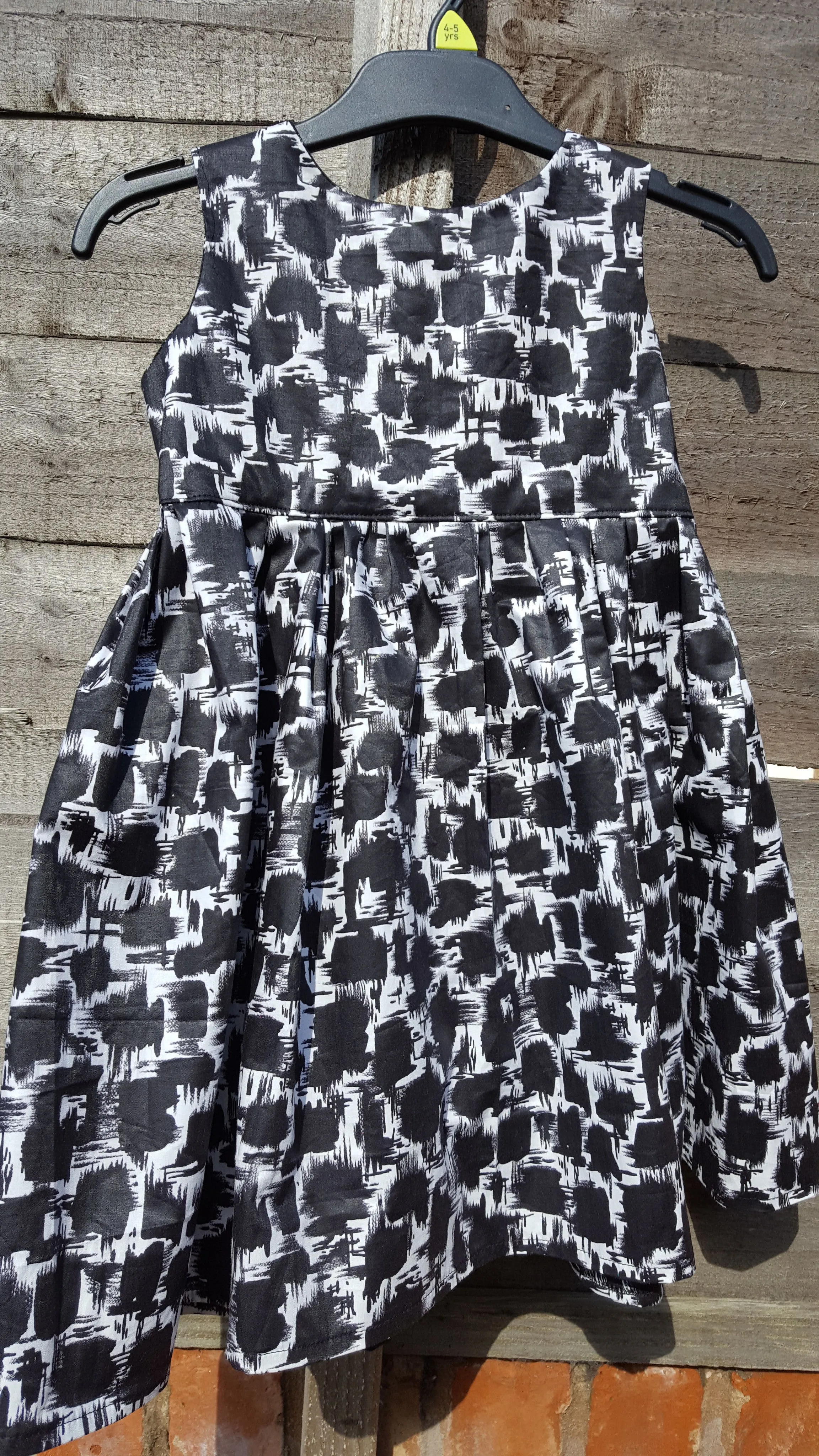Girls cotton summer dress to fit age 5- 6 chest 23" rockabilly feel